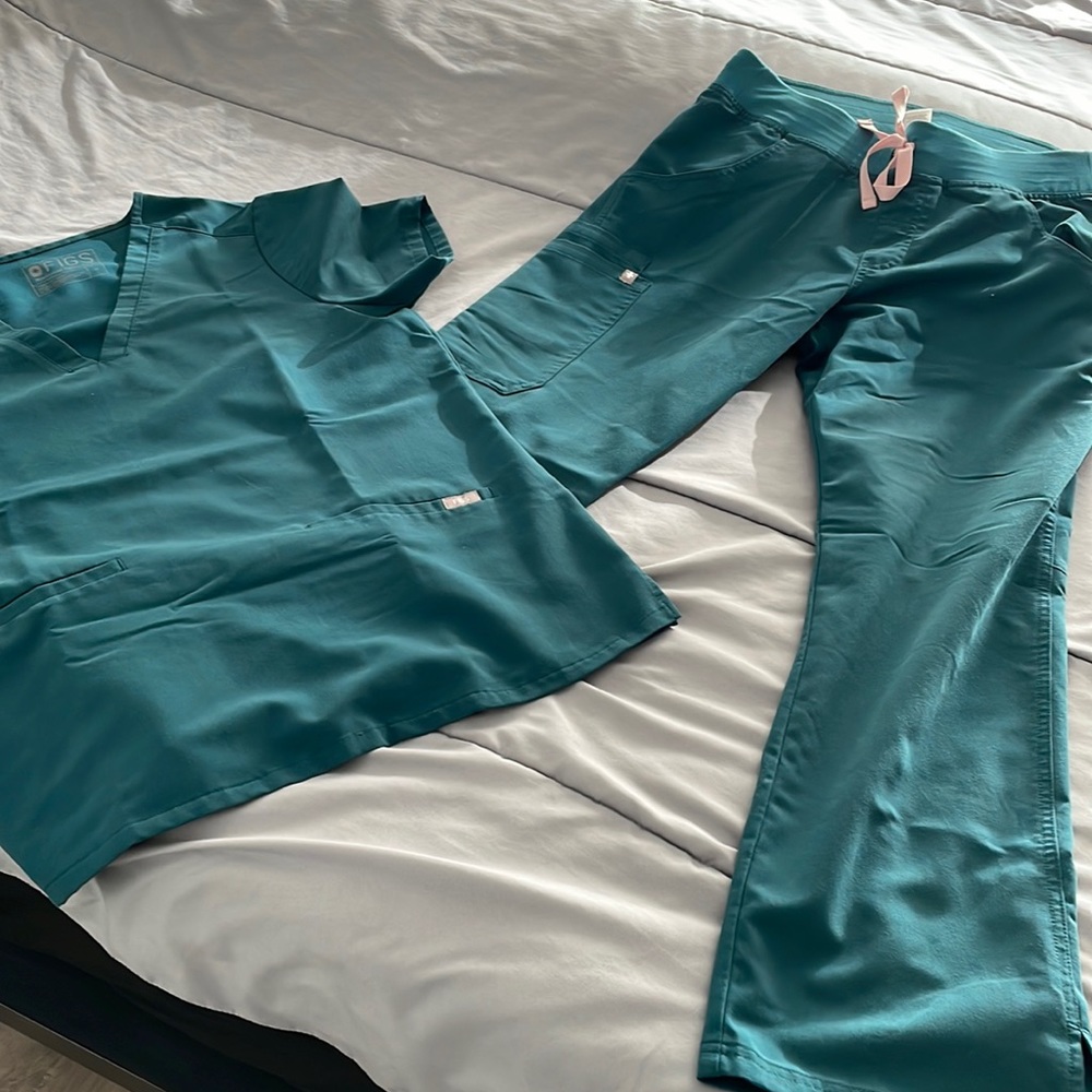 Only worn a few times. Figs scrub set in carribean blue. Still look brand new.